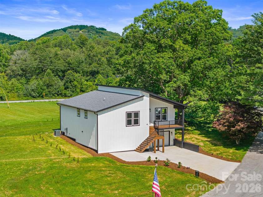 45 Klimovych Road, Hendersonville, NC 28792.  MLS# CAR4390237, YatesRealty ID 28727. 
