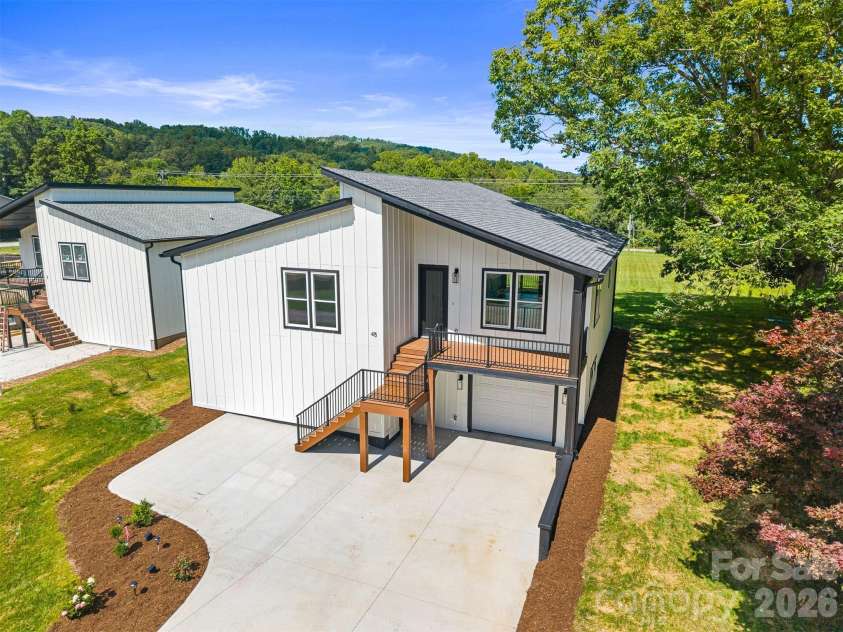 45 Klimovych Road, Hendersonville, NC 28792.  MLS# CAR4390237, YatesRealty ID 28727. 