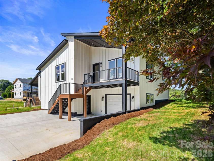 45 Klimovych Road, Hendersonville, NC 28792.  MLS# CAR4390237, YatesRealty ID 28727. 