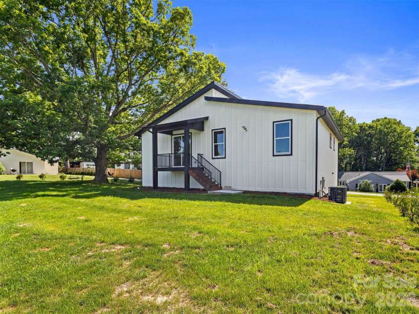 45 Klimovych Road, Hendersonville, NC 28792.  MLS# CAR4390237, YatesRealty ID 28727. 