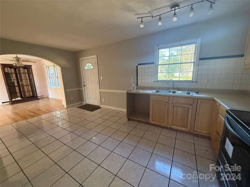 5813 Allenstown Drive, Charlotte, NC 28215.  MLS# CAR4194405, YatesRealty ID 2873. 