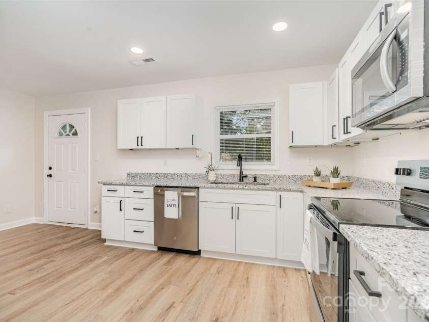 5813 Allenstown Drive, Charlotte, NC 28215.  MLS# CAR4296569, YatesRealty ID 2873. 