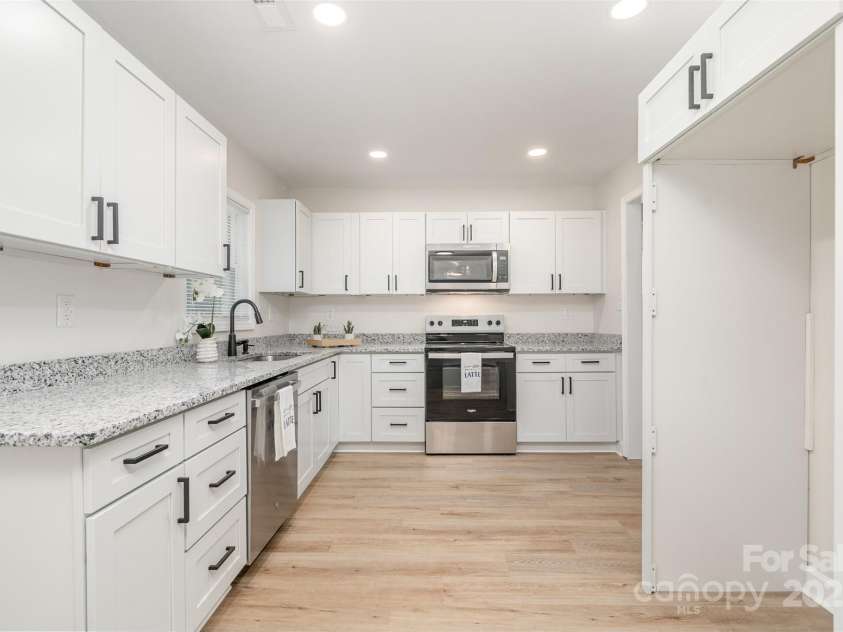 5813 Allenstown Drive, Charlotte, NC 28215.  MLS# CAR4296569, YatesRealty ID 2873. 