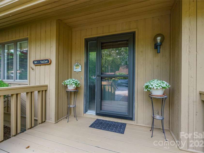 501 Red Oak Drive, Hendersonville, NC 28791.  MLS# CAR4276340, YatesRealty ID 28734. 