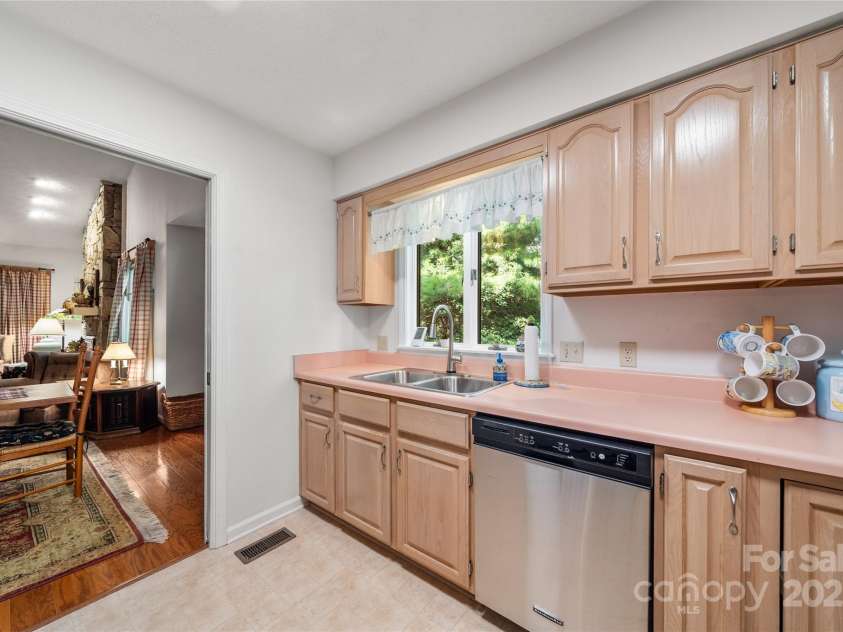 501 Red Oak Drive, Hendersonville, NC 28791.  MLS# CAR4276340, YatesRealty ID 28734. 