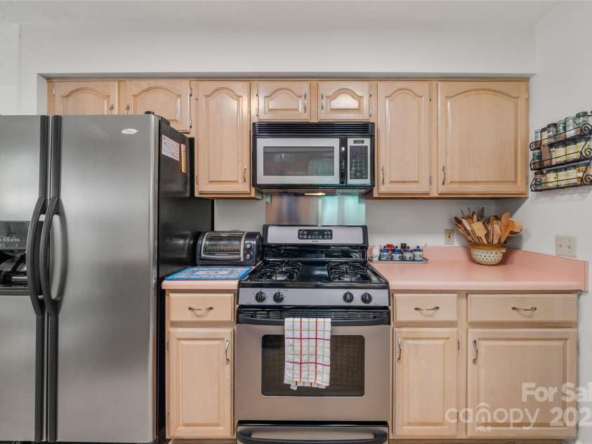 501 Red Oak Drive, Hendersonville, NC 28791.  MLS# CAR4276340, YatesRealty ID 28734. 
