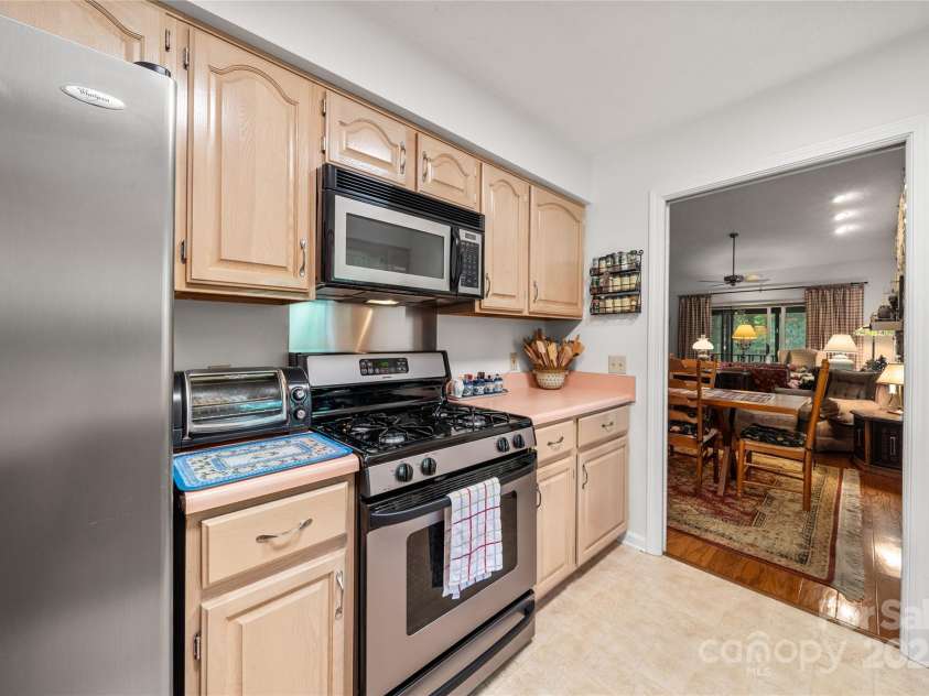 501 Red Oak Drive, Hendersonville, NC 28791.  MLS# CAR4276340, YatesRealty ID 28734. 