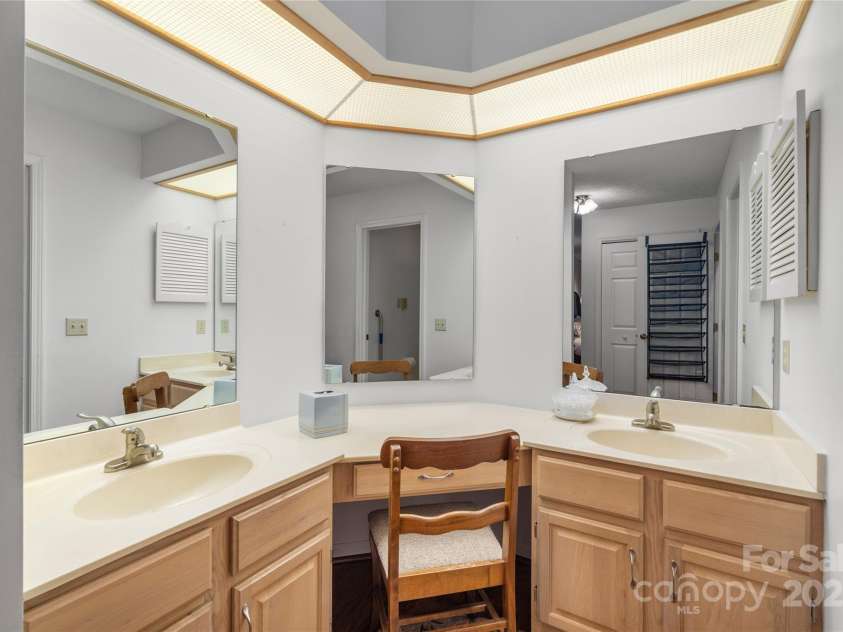 501 Red Oak Drive, Hendersonville, NC 28791.  MLS# CAR4276340, YatesRealty ID 28734. 