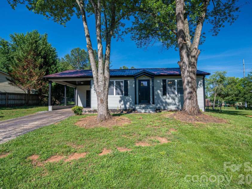 412 Forest Drive, Maiden, NC 28650.  MLS# CAR4389882, YatesRealty ID 28737. Front Center View