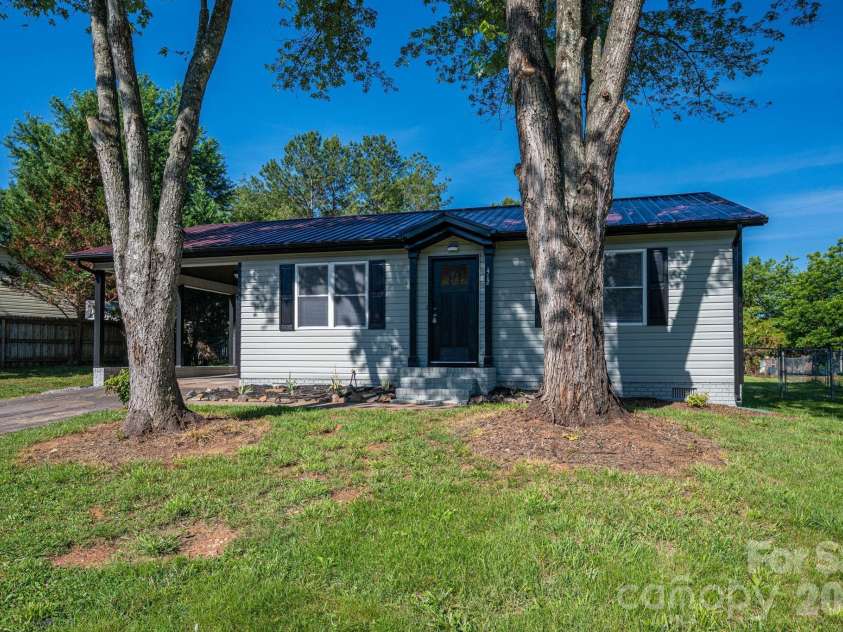 412 Forest Drive, Maiden, NC 28650.  MLS# CAR4389882, YatesRealty ID 28737. Front Right View