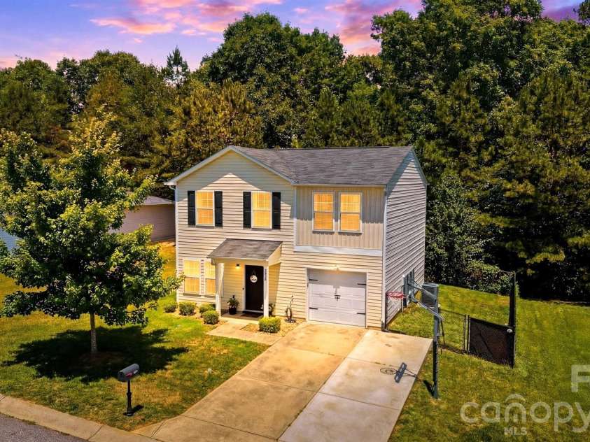 3938 Hemingway Drive, Hickory, NC 28601.  MLS# CAR4389745, YatesRealty ID 28738. 