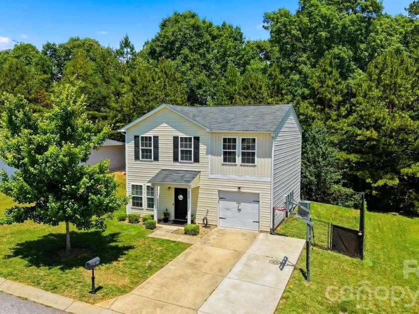 3938 Hemingway Drive, Hickory, NC 28601.  MLS# CAR4389745, YatesRealty ID 28738. 