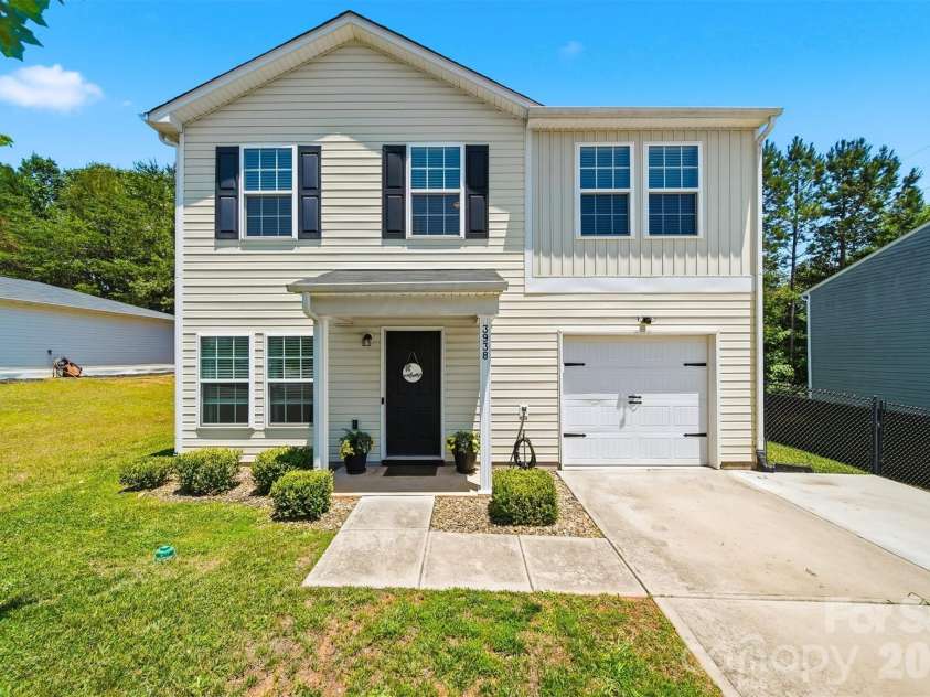 3938 Hemingway Drive, Hickory, NC 28601.  MLS# CAR4389745, YatesRealty ID 28738. 