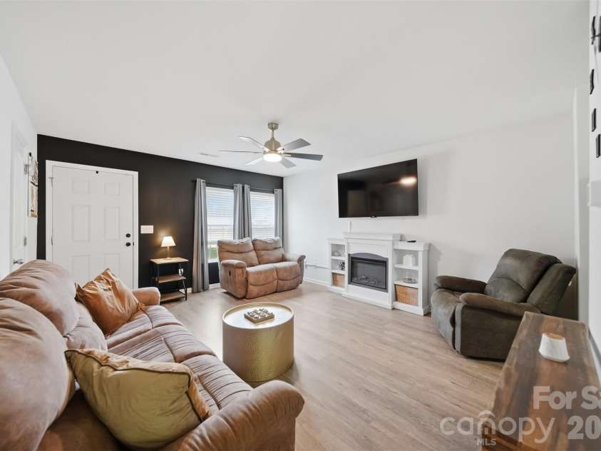 3938 Hemingway Drive, Hickory, NC 28601.  MLS# CAR4389745, YatesRealty ID 28738. 