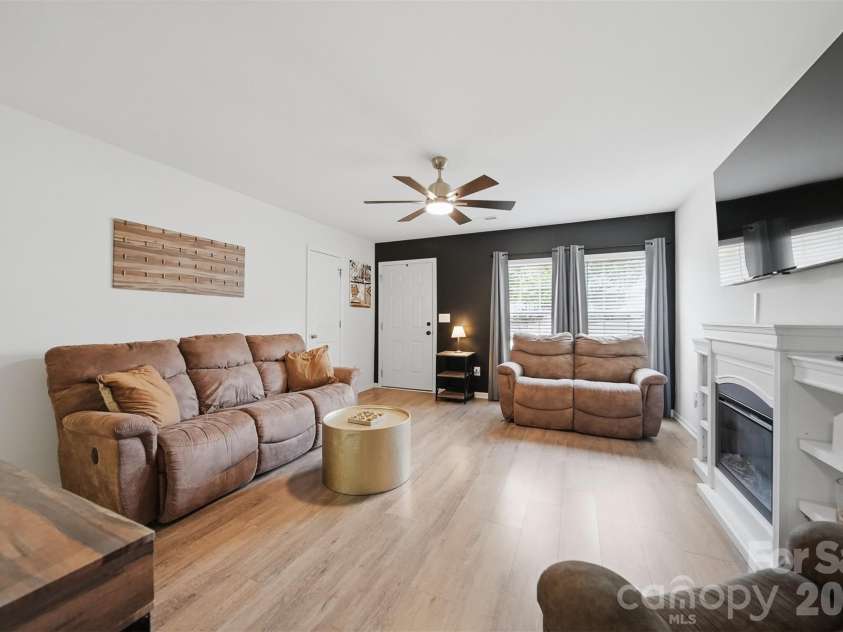3938 Hemingway Drive, Hickory, NC 28601.  MLS# CAR4389745, YatesRealty ID 28738. 