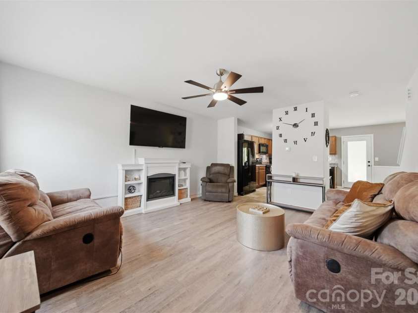 3938 Hemingway Drive, Hickory, NC 28601.  MLS# CAR4389745, YatesRealty ID 28738. 