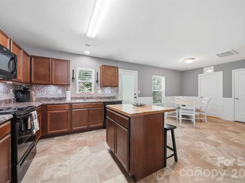 3938 Hemingway Drive, Hickory, NC 28601.  MLS# CAR4389745, YatesRealty ID 28738. 