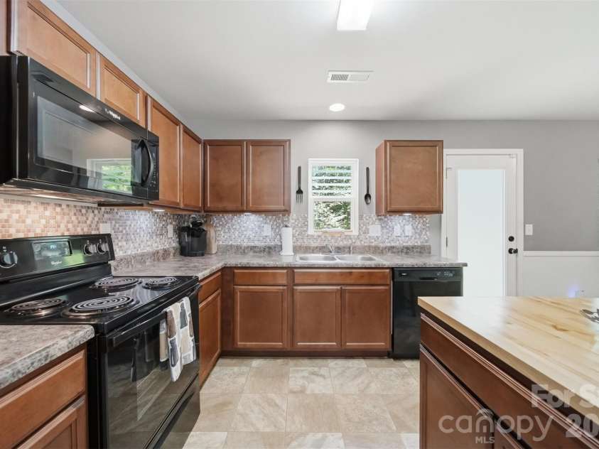 3938 Hemingway Drive, Hickory, NC 28601.  MLS# CAR4389745, YatesRealty ID 28738. 