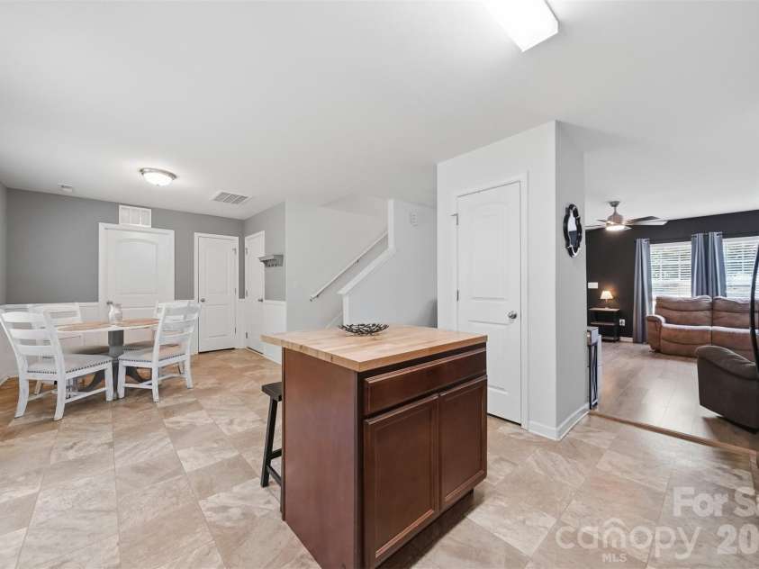 3938 Hemingway Drive, Hickory, NC 28601.  MLS# CAR4389745, YatesRealty ID 28738. 