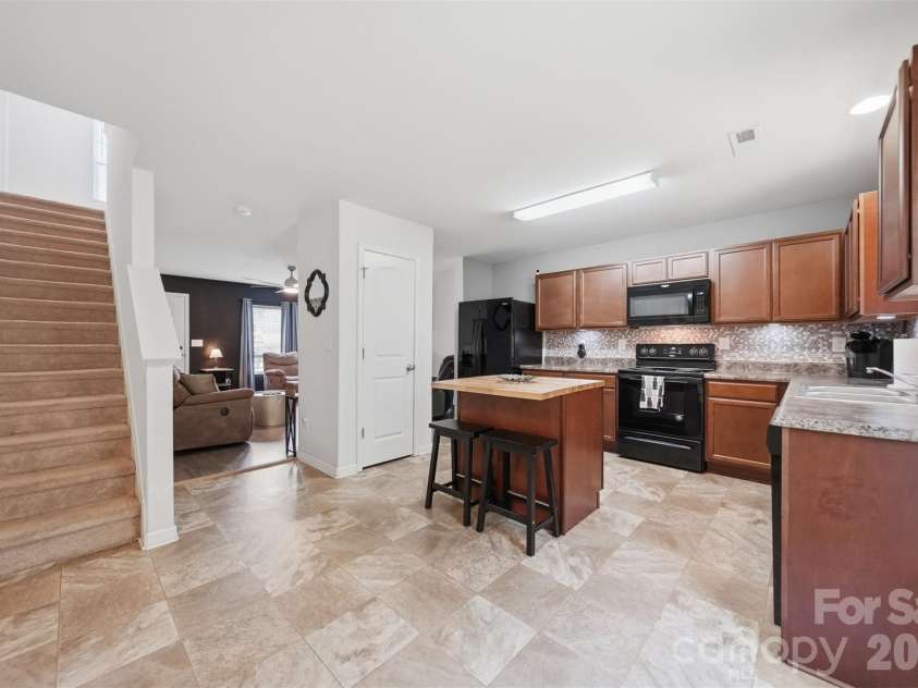 3938 Hemingway Drive, Hickory, NC 28601.  MLS# CAR4389745, YatesRealty ID 28738. 