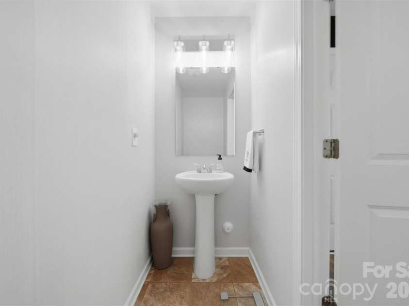 3938 Hemingway Drive, Hickory, NC 28601.  MLS# CAR4389745, YatesRealty ID 28738. 