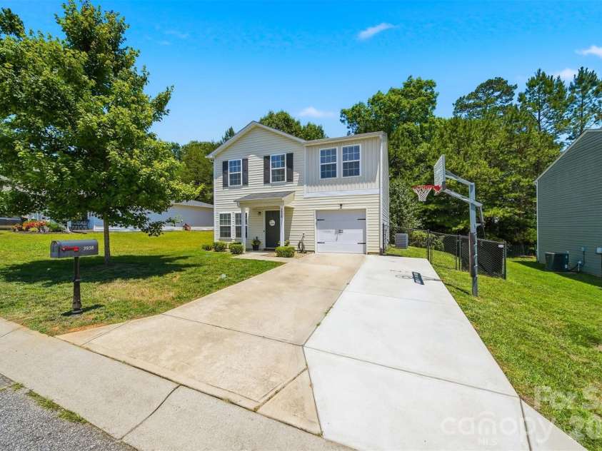 3938 Hemingway Drive, Hickory, NC 28601.  MLS# CAR4389745, YatesRealty ID 28738. 