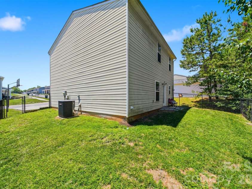 3938 Hemingway Drive, Hickory, NC 28601.  MLS# CAR4389745, YatesRealty ID 28738. 