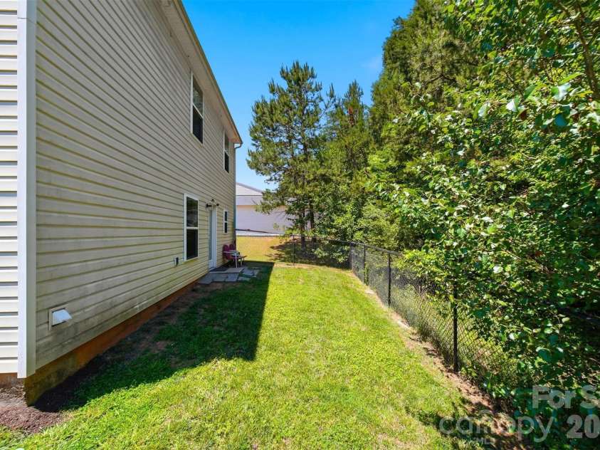 3938 Hemingway Drive, Hickory, NC 28601.  MLS# CAR4389745, YatesRealty ID 28738. 