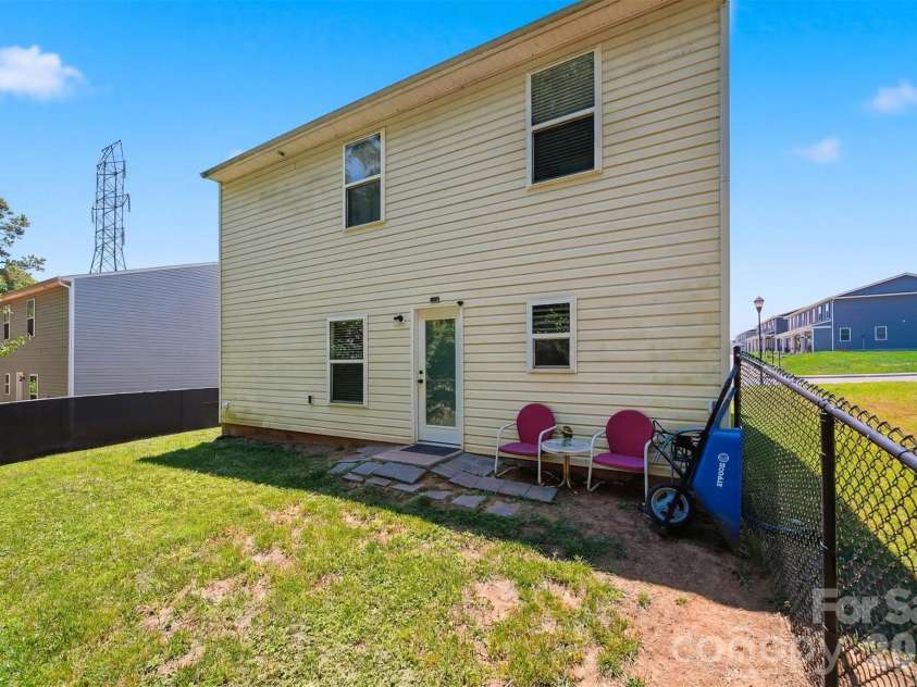 3938 Hemingway Drive, Hickory, NC 28601.  MLS# CAR4389745, YatesRealty ID 28738. 