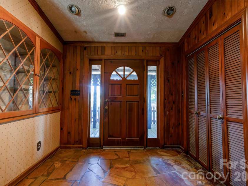 1419 Melrose Drive, Shelby, NC 28152.  MLS# CAR4390239, YatesRealty ID 28739. Entryway