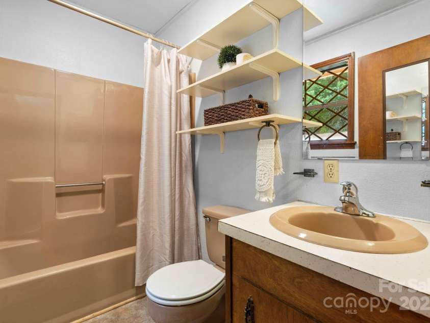 343 Highland Drive, Marion, NC 28752.  MLS# CAR4281875, YatesRealty ID 28741. En Suite