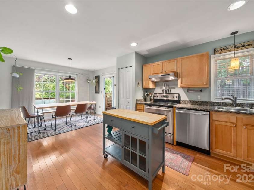 62 Rumbough Place, Asheville, NC 28806.  MLS# CAR4278900, YatesRealty ID 28742. 