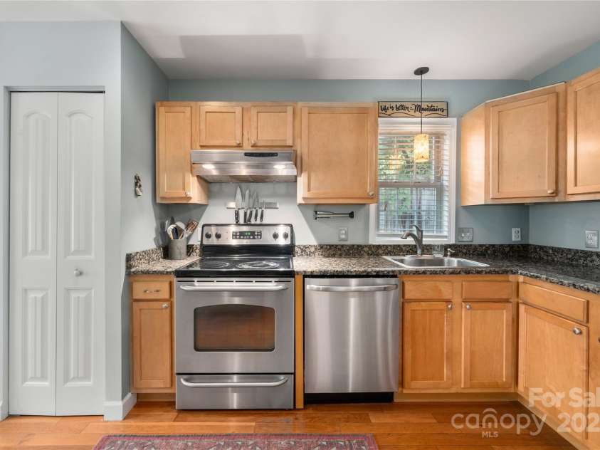 62 Rumbough Place, Asheville, NC 28806.  MLS# CAR4278900, YatesRealty ID 28742. 