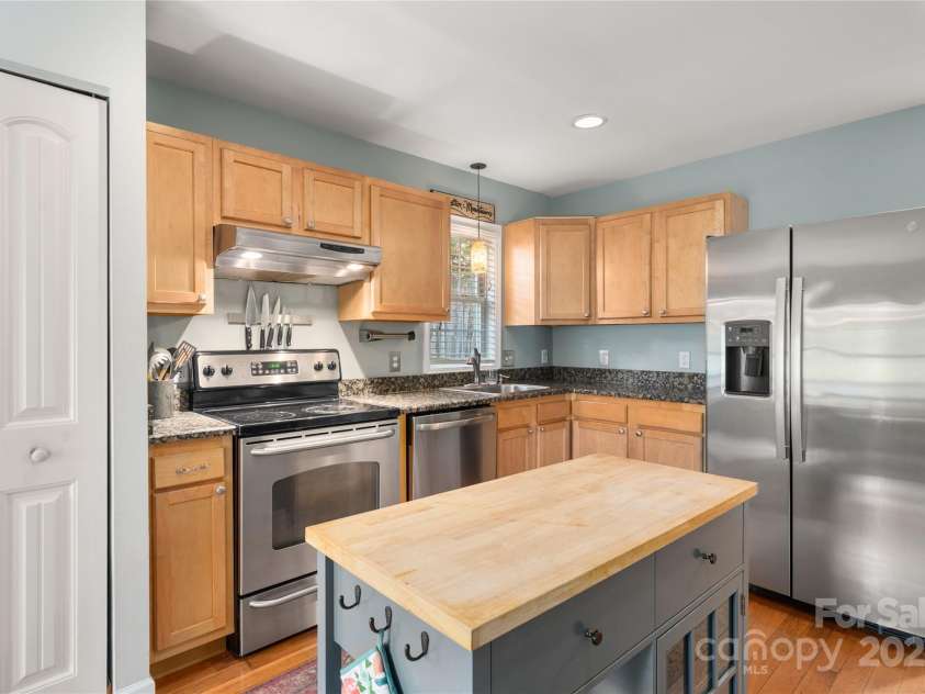 62 Rumbough Place, Asheville, NC 28806.  MLS# CAR4278900, YatesRealty ID 28742. 