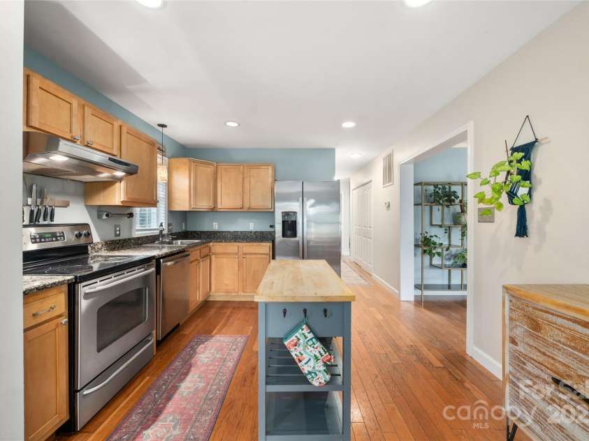 62 Rumbough Place, Asheville, NC 28806.  MLS# CAR4278900, YatesRealty ID 28742. 