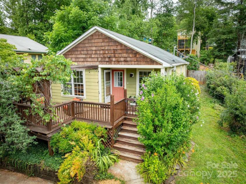 62 Rumbough Place, Asheville, NC 28806.  MLS# CAR4278900, YatesRealty ID 28742. 