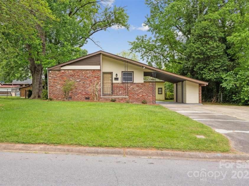 3828 Delgany Drive, Charlotte, NC 28215.  MLS# CAR4278025, YatesRealty ID 28744. 