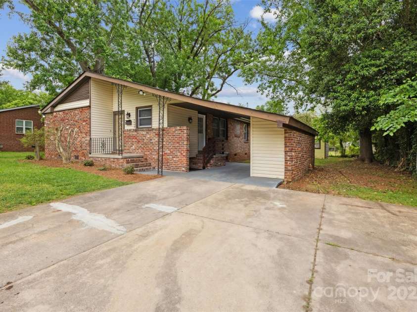 3828 Delgany Drive, Charlotte, NC 28215.  MLS# CAR4278025, YatesRealty ID 28744. 