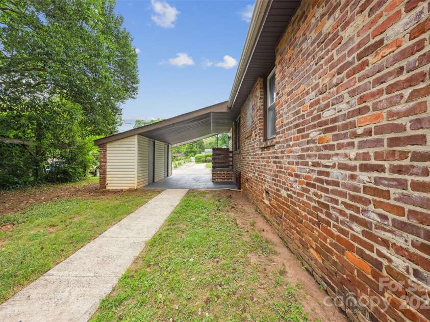 3828 Delgany Drive, Charlotte, NC 28215.  MLS# CAR4278025, YatesRealty ID 28744. 