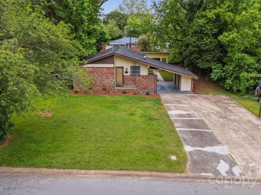3828 Delgany Drive, Charlotte, NC 28215.  MLS# CAR4278025, YatesRealty ID 28744. 
