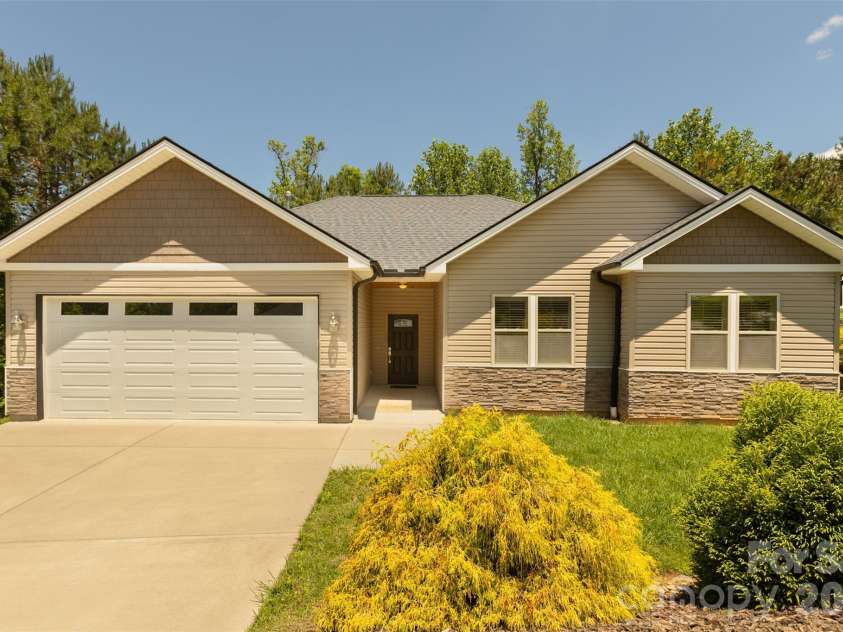 48 River Walk Drive, Asheville, NC 28804.  MLS# CAR4391063, YatesRealty ID 28745. 