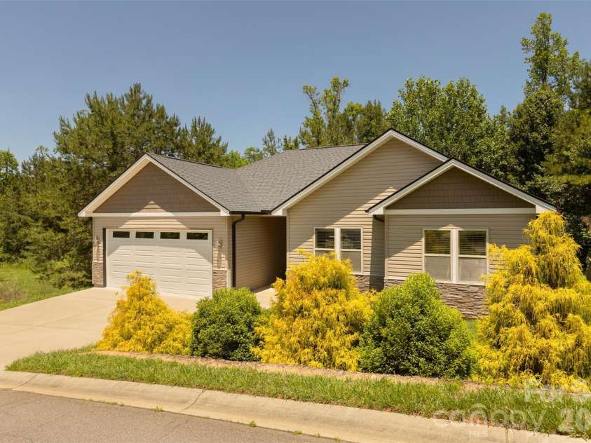 48 River Walk Drive, Asheville, NC 28804.  MLS# CAR4391063, YatesRealty ID 28745. 