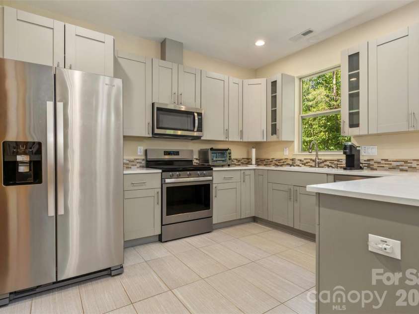 48 River Walk Drive, Asheville, NC 28804.  MLS# CAR4391063, YatesRealty ID 28745. 