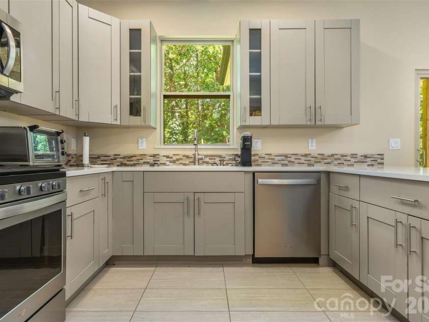 48 River Walk Drive, Asheville, NC 28804.  MLS# CAR4391063, YatesRealty ID 28745. 