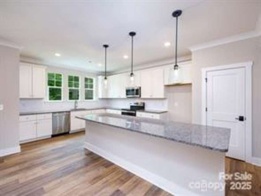 114 Glencoe Lane, Mooresville, NC 28117.  MLS# CAR4221976, YatesRealty ID 28747. Kitchen Island