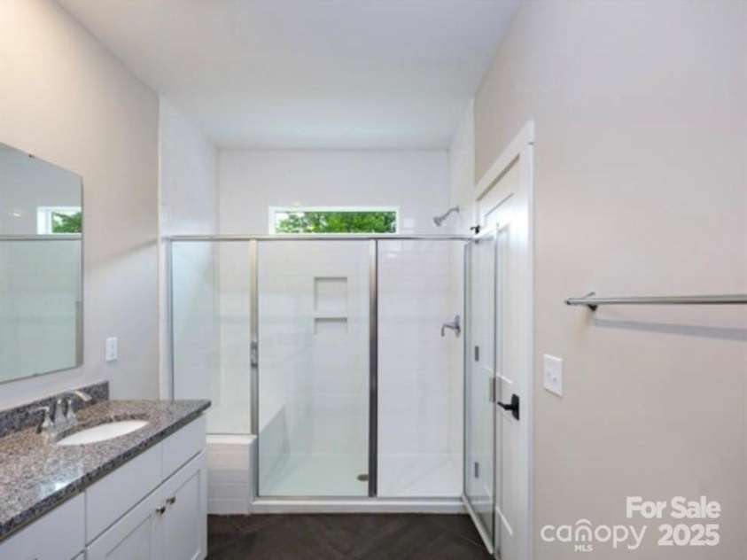 114 Glencoe Lane, Mooresville, NC 28117.  MLS# CAR4221976, YatesRealty ID 28747. Primary Bath