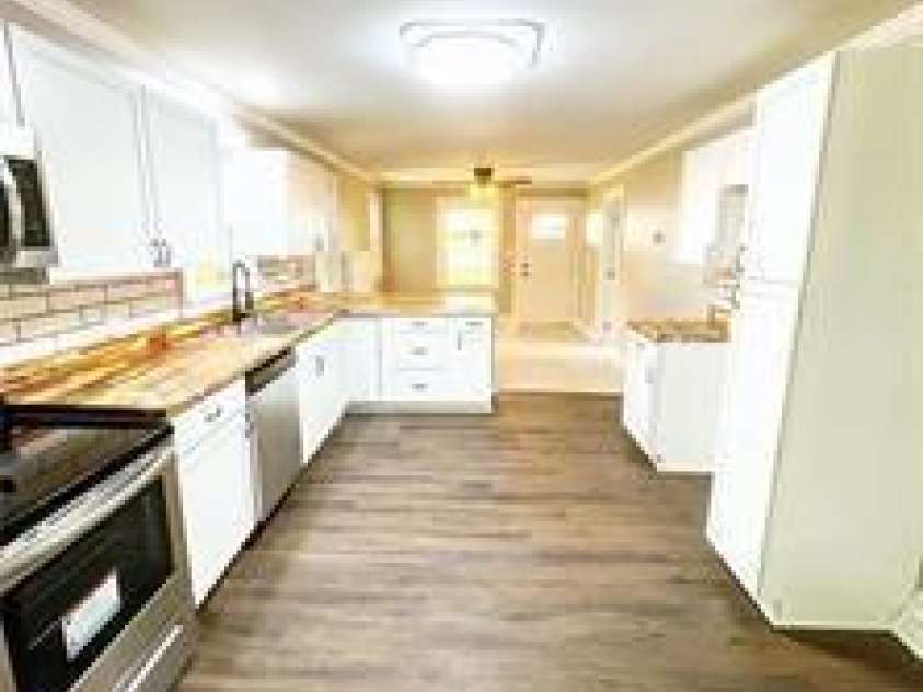 715 Pine Street, Kannapolis, NC 28081.  MLS# CAR4277604, YatesRealty ID 28748. 