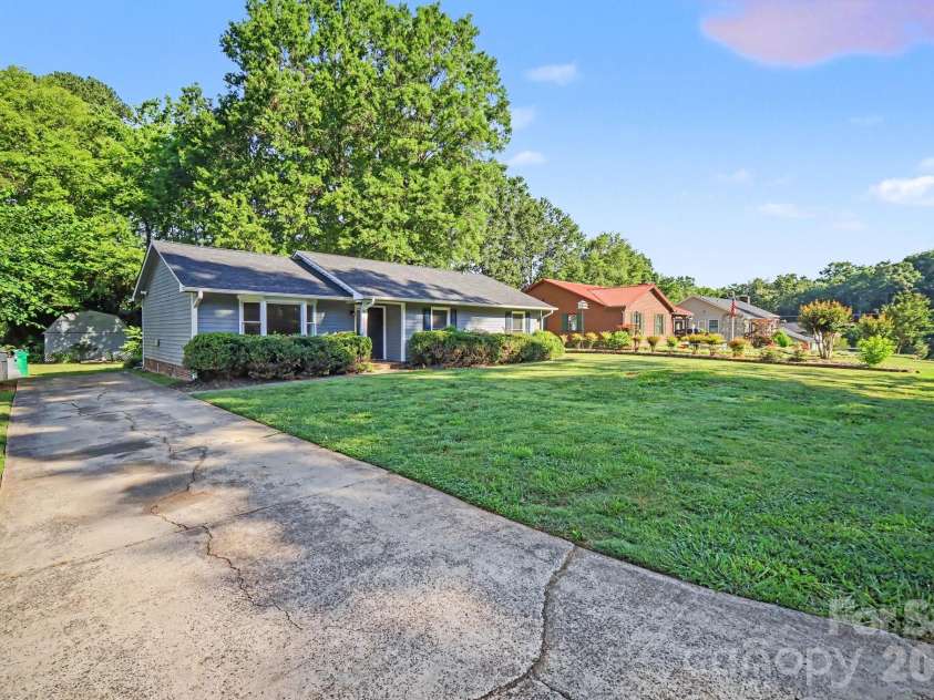 1530 Teddington Drive, Charlotte, NC 28214.  MLS# CAR4389626, YatesRealty ID 28749. 