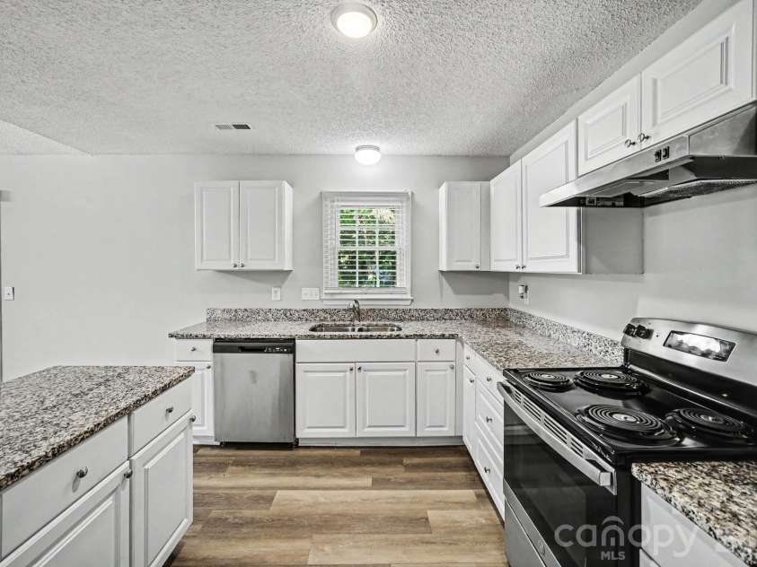 1530 Teddington Drive, Charlotte, NC 28214.  MLS# CAR4389626, YatesRealty ID 28749. 