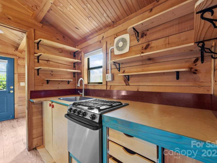 2978 NC 9 Highway, Black Mountain, NC 28711.  MLS# CAR4247540, YatesRealty ID 28749. Kitchen with Gas Range/Oven